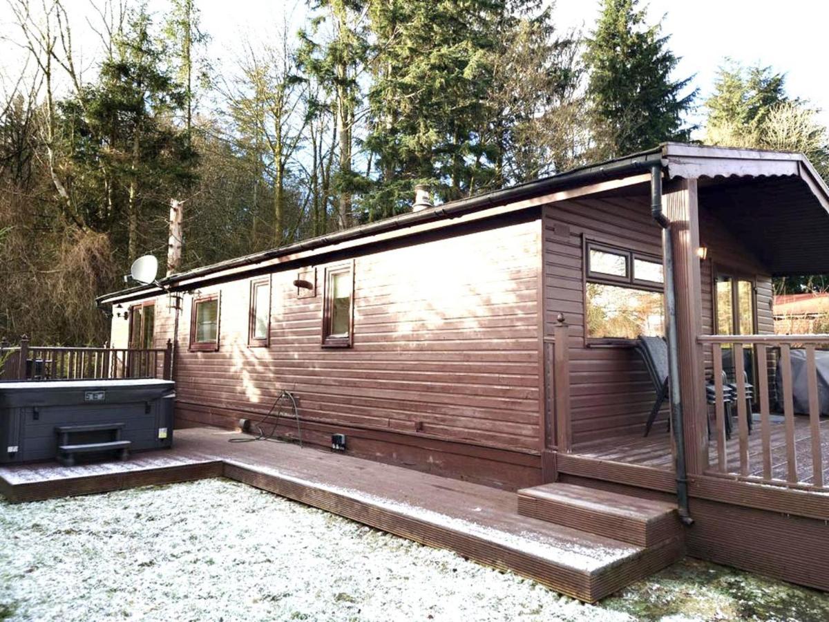 Stunning 4-Bedroom Cabin With Hot Tub In Beattock! Esterno foto