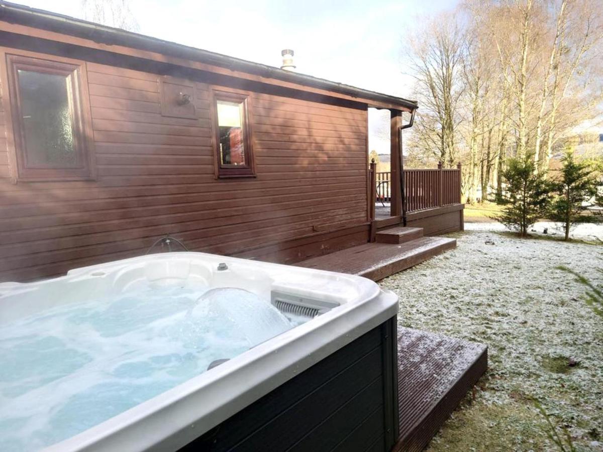 Stunning 4-Bedroom Cabin With Hot Tub In Beattock! Esterno foto