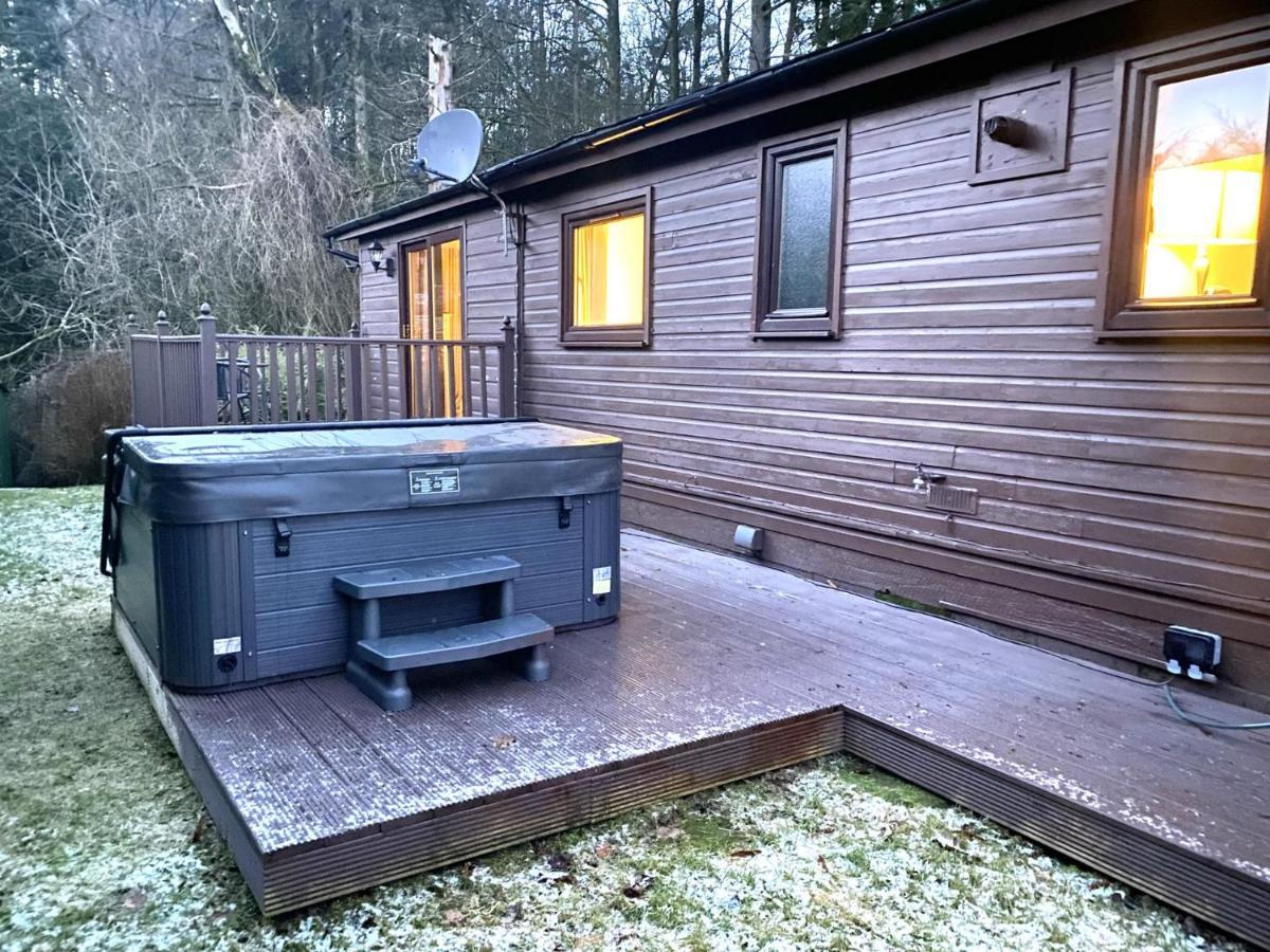 Stunning 4-Bedroom Cabin With Hot Tub In Beattock! Esterno foto